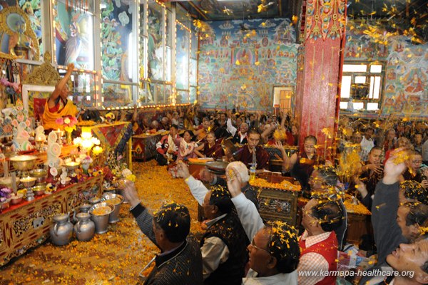 Sherab Gyaltsen Rinpoche with 3000 buddhist practitioner