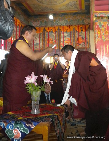 Shamarpa hands over the diplomas