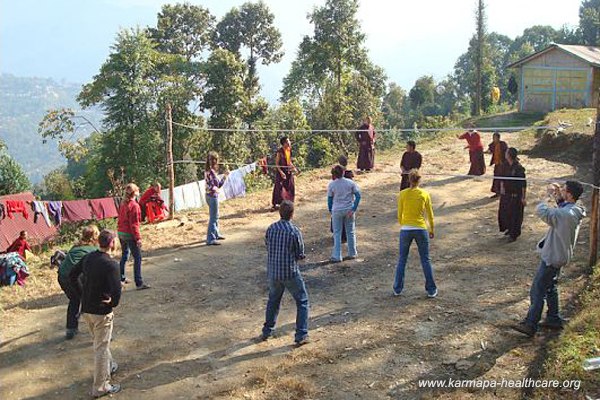 US students on KHCP-Friendship Tour playing with the monks