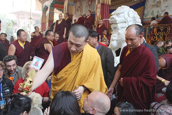 Gyalwa Karmapa gives a Amitayus initiation