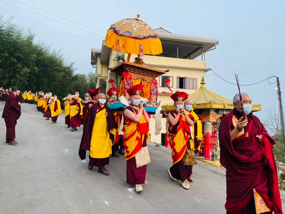 Nedu Rinpoche leads the opening ceremony