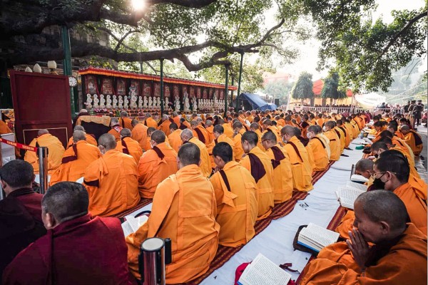 Thousands of practitioner doing the Monlam prayer